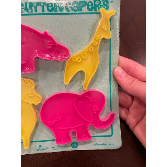 Set of 4 vintage “Cookie Cutter Capers" cookie cutters - Picture 2 of 5